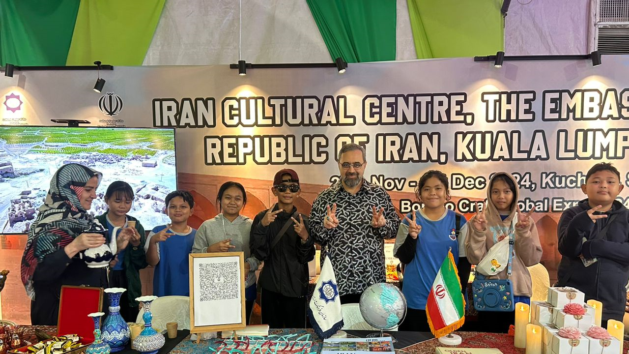 Visiting Iran's booth at the first handicraft exhibition in Sarawak 